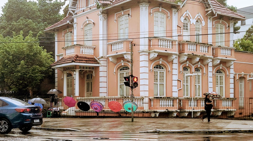 Casa de Cultura Alemã, no campus Benfica da Universidade Federal do Ceará (UFC), nesta quinta-feira, 13, enquanto chove em Fortaleza