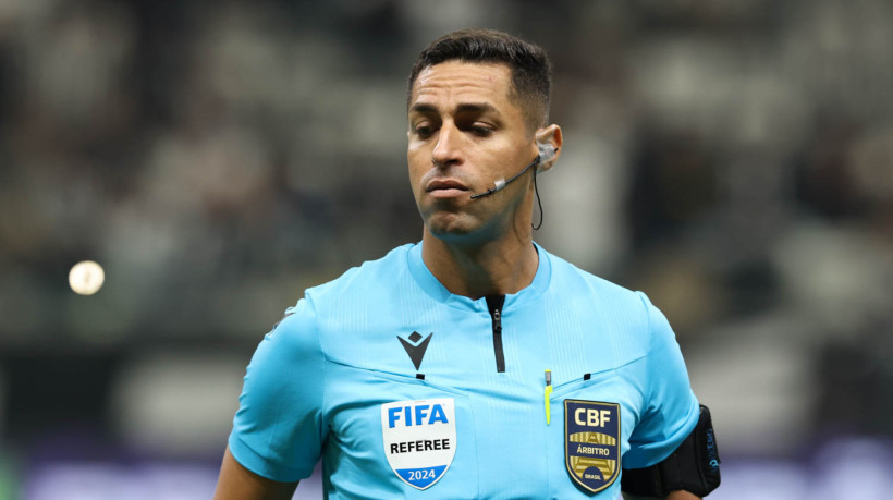 Árbitro Rodrigo José Pereira de Lima no jogo Atlético-MG x Palmeiras, na Arena MRV, pelo Campeonato Brasileiro Série A 2024