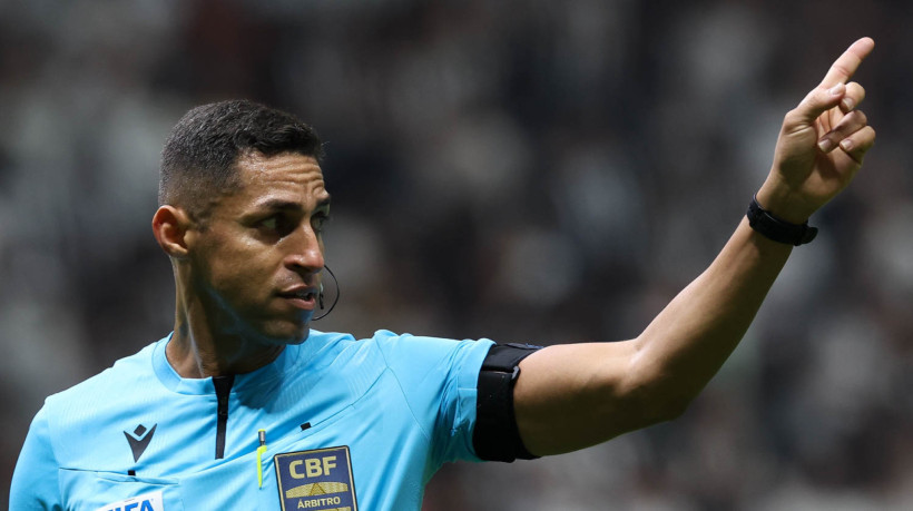 Árbitro Rodrigo José Pereira de Lima no jogo Atlético-MG x Palmeiras, na Arena MRV, pelo Campeonato Brasileiro Série A 2024