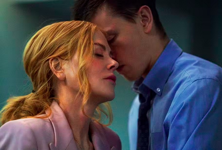 A trama de Babygirl aborda o envolvimento da poderosa executiva Romy (Kidman), que coloca a carreira e família em risco quando começa a viver um caso com seu estagiário muito mais jovem.