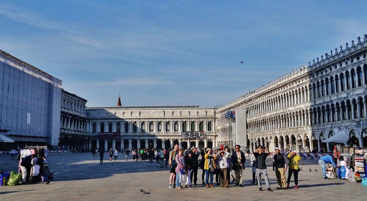 Praça de São Marcos (Piazza San Marco) (século IX): O coração de Veneza, cercado por importantes monumentos, incluindo a Basílica de São Marcos e o Campanário. Sempre foi o centro religioso e político da cidade