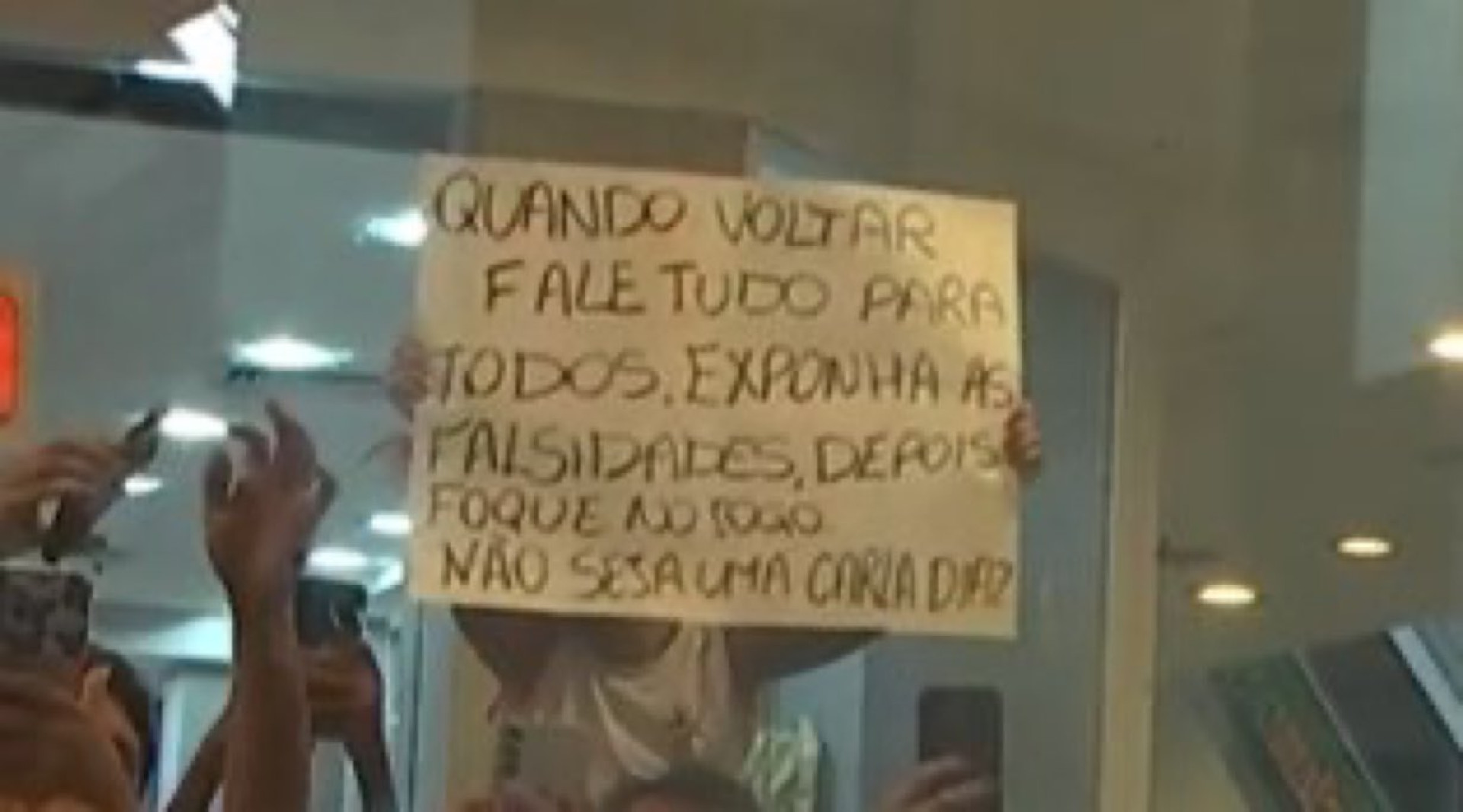 Público encontra Renata em espaço montado no Via Parque Shopping e revela várias mensagens durante interação