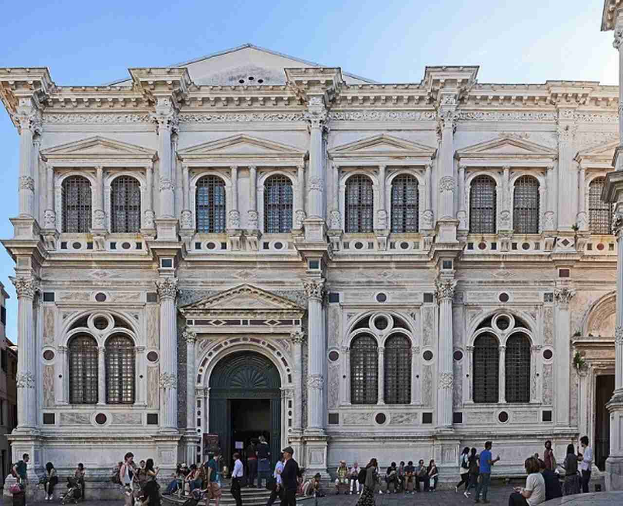 Scuola Grande di San Rocco (1515-1560): Uma impressionante confraria adornada com dezenas de pinturas de Tintoretto, incluindo seu famoso ciclo sobre a vida de Cristo