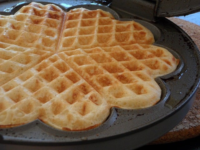 O Waffle é, na verdade, um tipo de massa doce de origem belga, confeccionado com farinha, açúcar, manteiga, ovos e leite, cozido num molde onde é prensado em um ferro que imprime texturas quadriculadas sobre a massa.