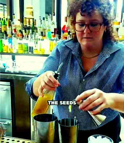 Katie McCourt, gerente e bartender do Cira, de Chicago, nos EUA, trouxe uma invenção que chamou a atenção dos clientes. Trata-se de uma bebida à base de um dos alimentos (sanduíches) mais queridos das crianças e também dos adultos: cachorro-quente.