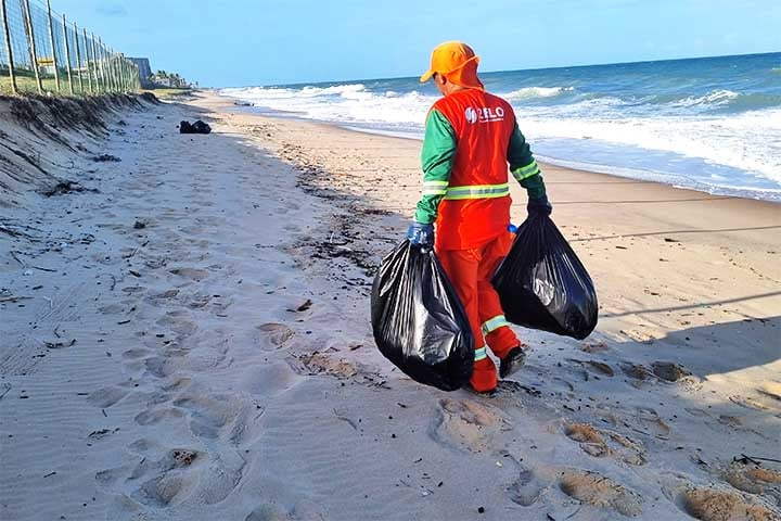 À CNN, Turra explicou que há legislação de 1972 que proíbe o descarte de lixo não orgânico no mar. Porém, ela é comumente desrespeitada por embarcações por razões que vão de reduzir gastos à falta de coleta seletiva.
