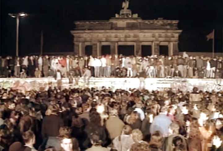 A queda do Muro de Berlim foi uma consequência do desmoronamento do bloco comunista, em meio à grave crise econômica e política. No fim de 1991, ocorreria a dissolução da União Soviética, que levaria as 15 ex-repúblicas a se tornarem países independentes. 

