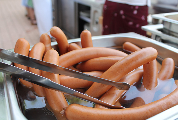 Esses problemas podem acontecer, pois as carnes processadas possuem grandes quantidades de compostos químicos que são adicionados na sua produção (nitritos e nitratos). 