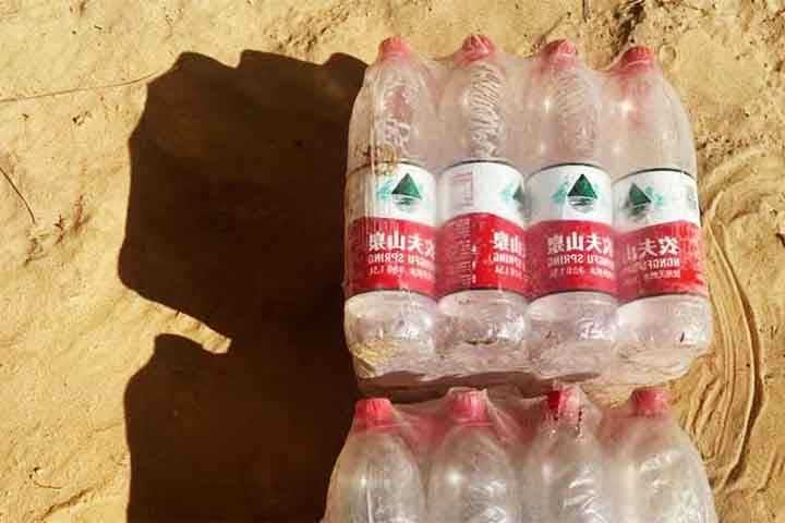 Segundo especialistas, é provável que esse amontoado de lixo “internacional” em praias brasileiras deva-se ao descarte feito por navios. 
