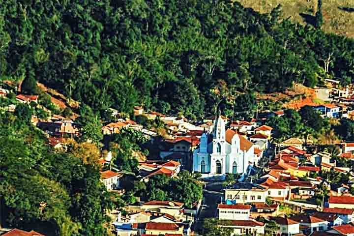 A caminhada até o topo da Pedra do Baú dura cerca de 3 horas e possui muitas subidas. Ela começa com uma trilha até o topo da base, é continuada pelos 600 degraus da “via ferrada” e, ao todo, tem 4 km de atividade.