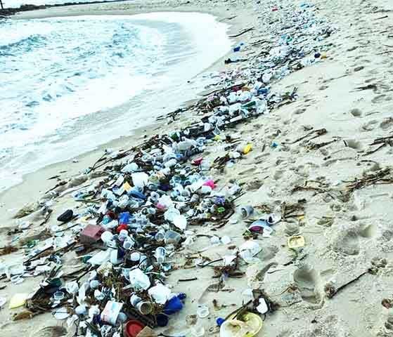 Uma reportagem da CNN mostrou que a localidade turística se transformou em um “cemitério” de lixo oriundo da Ásia. 
