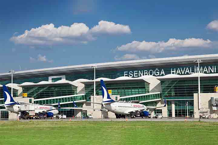 A cidade também é um centro de transporte crucial, servindo como ponto de conexão entre diferentes regiões do país, facilitado por uma extensa rede de rodovias, ferrovias e o Aeroporto Internacional de Esenboğa.