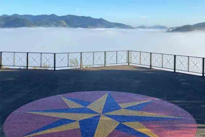 A trilha da Pedra Ana Chata tem o tempo estimado de ida de duas horas. Ela também utiliza a via ferrata, entretanto tem um pouco menos de extensão (3,8 km), assim como tem um trecho dentro de uma caverna.