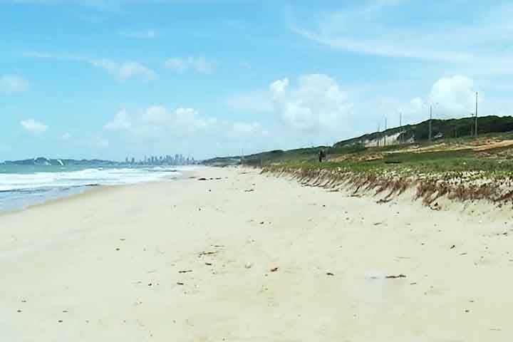 Segredo é uma praia selvagem da capital potiguar. Ela tem como características mais marcantes a presença de imensas dunas. 
