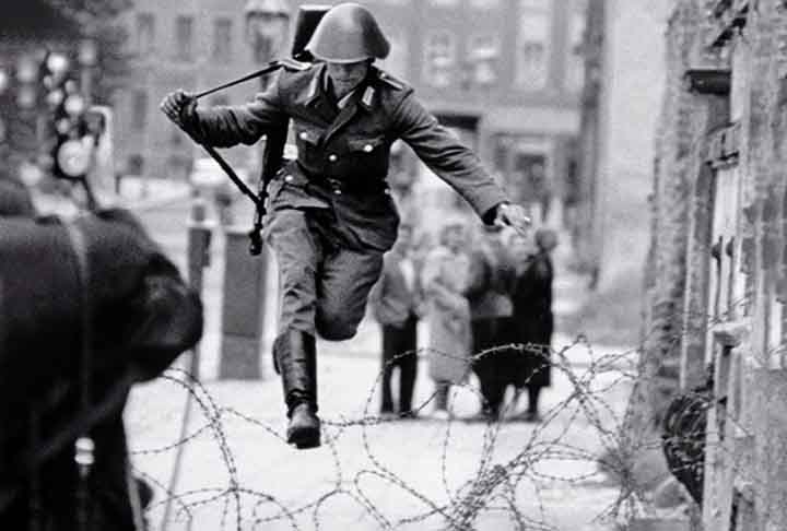 Com as seguidas fugas, o governo oriental passou a reforçar a segurança do muro com guardas autorizados a atirar em quem tentasse atravessar a barreira de concreto. 

