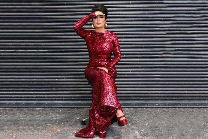 Salma Hayek (2 de setembro de 1966) - Seu primeiro papel de destaque foi em A Balada do Pistoleiro, com Antonio Banderas, e ganhou fama internacional com Um Drink no Inferno. Por sua atuação em Frida (2003) foi indicada ao Oscar de Melhor Atriz. 