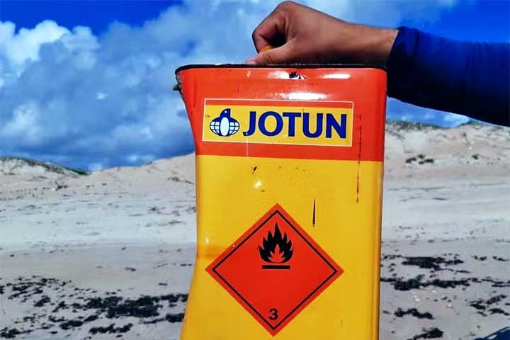 Até mesmo recipientes de óleo de motor espalham-se pelas areias da praia do Segredo.
