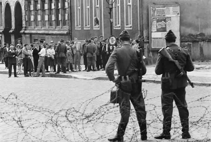 No mesmo dia, o governo da Alemanha Oriental deslocou 10 mil homens para evitarem protestos e tentativas de sabotar o bloqueio. 
