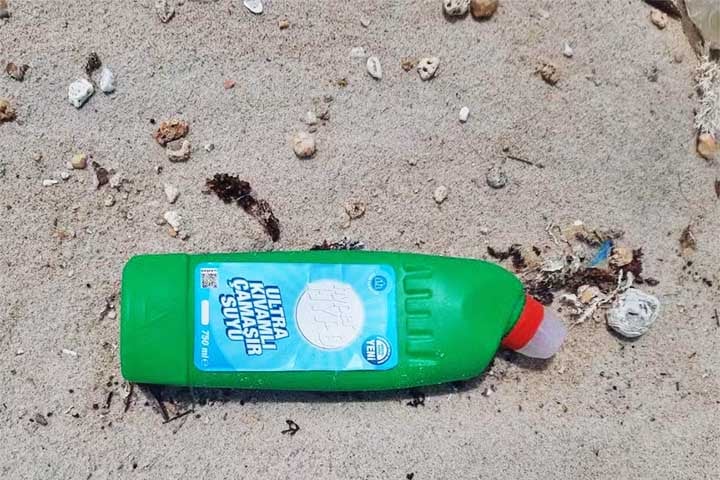 Segundo a matéria, em um percurso pela praia a reportagem se deparou com dezenas de embalagens de produtos com fabricação de anos recentes em países do continente asiático. 
