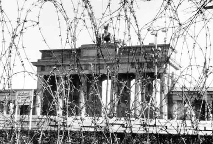 A operação, que pegou de surpresa as populações dos dois lados, assim como o governo dos Estados Unidos, levou apenas cinco horas para bloquear as duas zonas berlinenses. 
