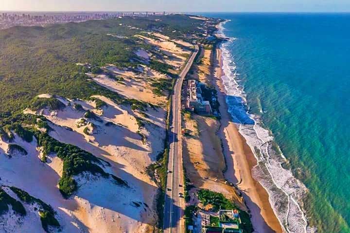 De acordo com dados do Banco Mundial, 90% do comércio global é feito por transporte marítimo. Localizam-se no continente asiático 20 dos 30 portos de maior movimento no planeta. 
