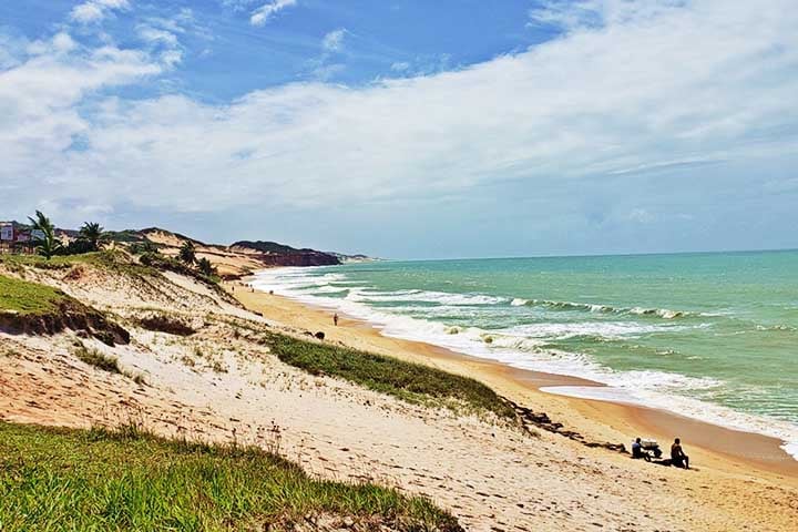 Segundo Alexander Turra, professor do Instituto Oceanográfico da Universidade de São Paulo (USP), produtos consumidos nesses navios, adquiridos no porto de origem, são despejados no mar. 
