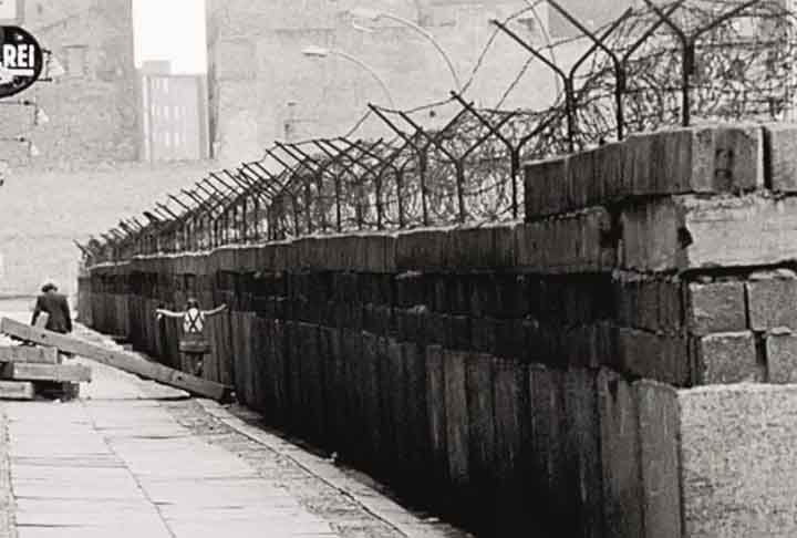 Em meio à crise econômica, centenas de milhares de alemães orientais haviam se deslocado desde 1949 para a Alemanha Ocidental em busca de melhores condições de vida e tentando escapar do centralizador governo local. 
