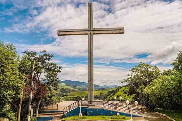 A necessidade de assistência religiosa levou Pereira Alves a doar terras para a construção de uma capela. Trouxe o Padre Júlio Velho Columbreiro, de Pindamonhangaba, que abençoou o local onde hoje está a Igreja de Nossa Senhora do Rosário, erguendo ali uma cruz da Redenção e uma bandeira com a inscrição