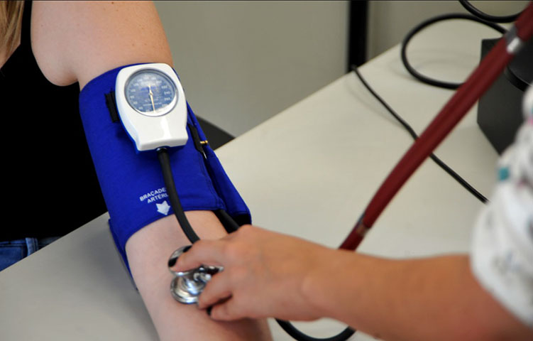 A deficiência de ferro pode levar a alguns problemas, entre eles à anemia. Nesse caso, os sintomas mais comuns incluem muito cansaço, fraqueza, tontura e até falta de ar.