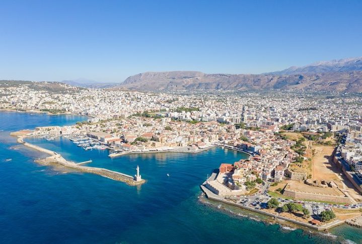 Já Chania, a segunda maior cidade de Creta, é conhecida por seu porto veneziano e suas ruas estreitas. Rethymno é outra cidade histórica com um belo centro medieval.