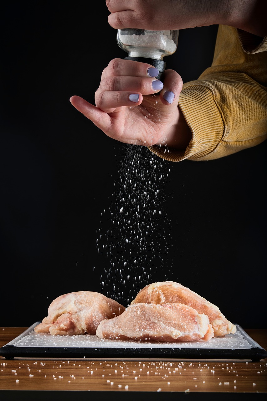 Para garantir a saúde da população, o sal refinado é frequentemente enriquecido com iodo, um mineral importante para o funcionamento da tireoide e prevenção do bócio.