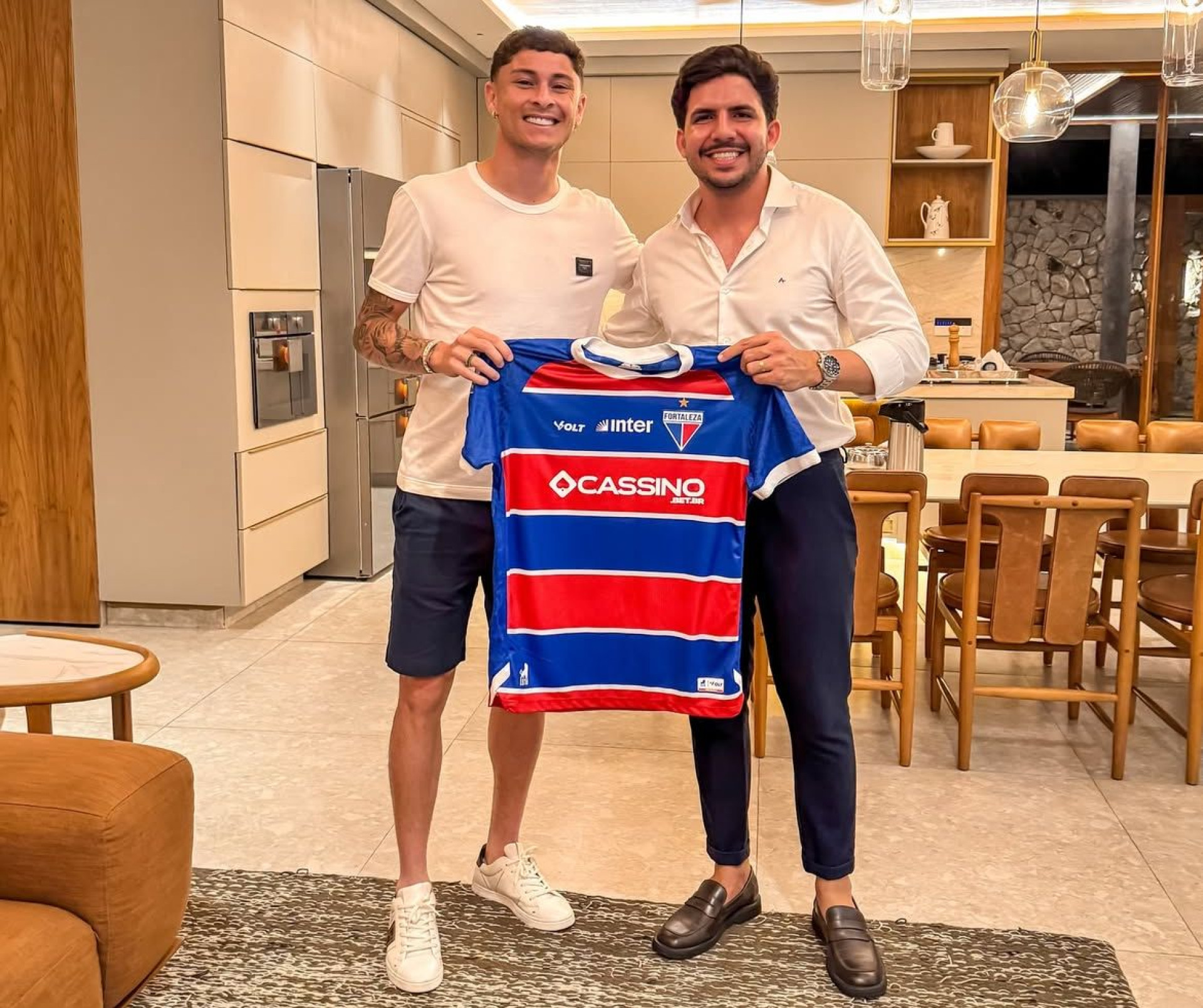 Diogo Barbosa, do Fortaleza, ao lado do corretor Davi Brito
