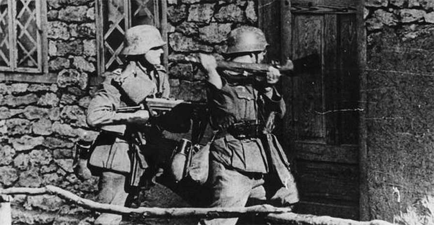 A divisão da Alemanha aconteceu oficialmente em 1949, como desdobramento do desfecho da Segunda Guerra Mundial. Com a derrota das forças nazistas comandadas por Adolf Hitler, o país foi inicialmente separado em quatro zonas de ocupação e, anos depois, ocorreu a efetiva separação em duas nações. 
