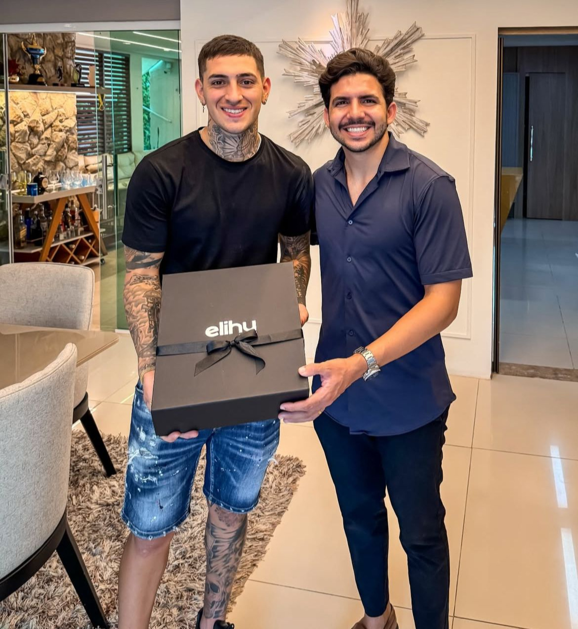 Gastón Ávila, do Fortaleza, ao lado do corretor Davi Brito