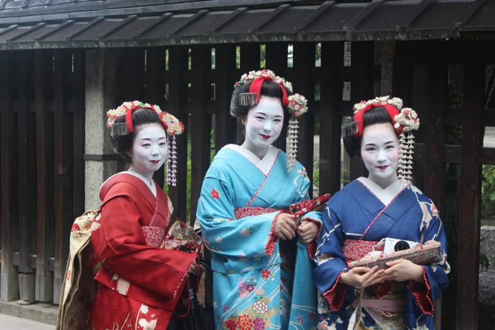 Em Kyoto, um dos maiores desafios é proteger as gueixas, figuras históricas e culturais, que sofrem assédio constante de turistas, incluindo fotos não autorizadas. Para combater isso, a cidade decidiu proibir a entrada de turistas em certos becos por onde elas circulam.