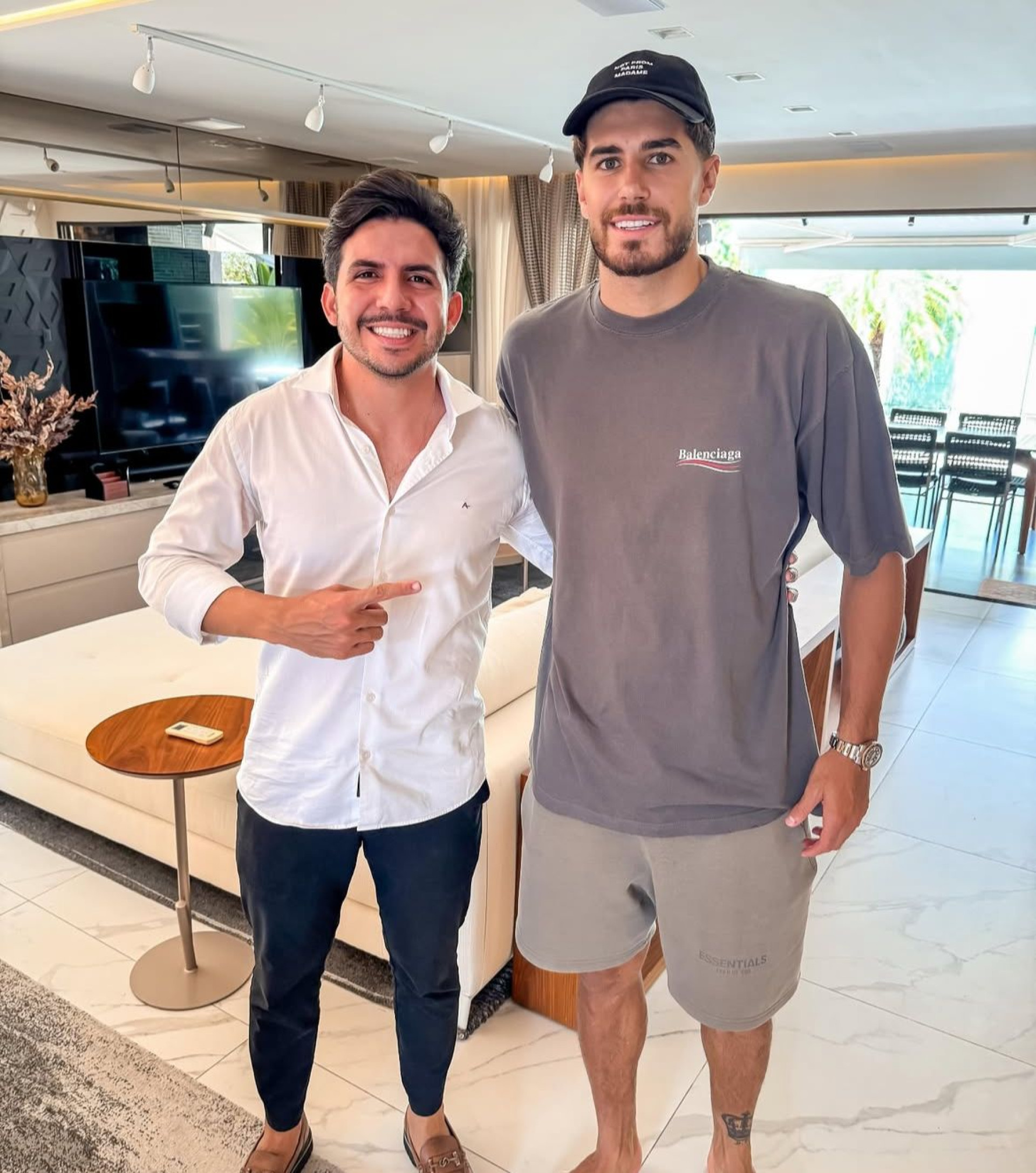 Pedro Raul, atacante do Ceará, ao lado do corretor Davi Brito