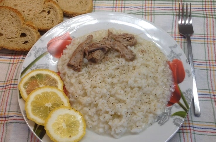 Outros pratos bem populares são o gamopilafo, um risoto com carne de cabra (foto), e o kalitsounia, um pastel recheado com queijo ou verduras.