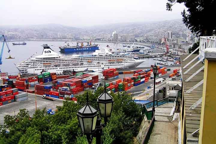Valparaíso, Chile: Com seu porto movimentado, Valparaíso recebe anualmente cerca de 40 cruzeiros e 100 mil visitantes, sendo uma parada estratégica para cruzeiros que exploram a costa chilena.
