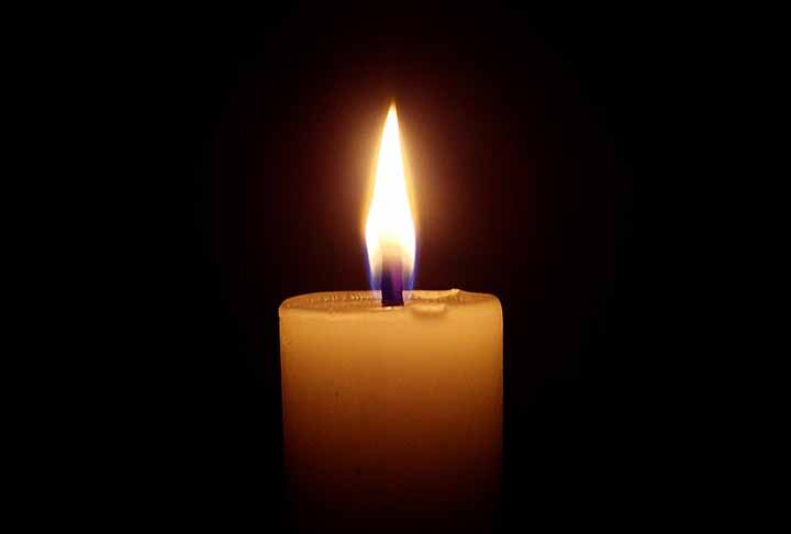 A origem das velas remonta à Roma antiga, por volta de 500 a.C. Elas eram feitas a partir de sebo. Mas há registros da criação do item para iluminar a partir de outras fontes, como de gordura de baleia na China (perto de 200 a.C.).
