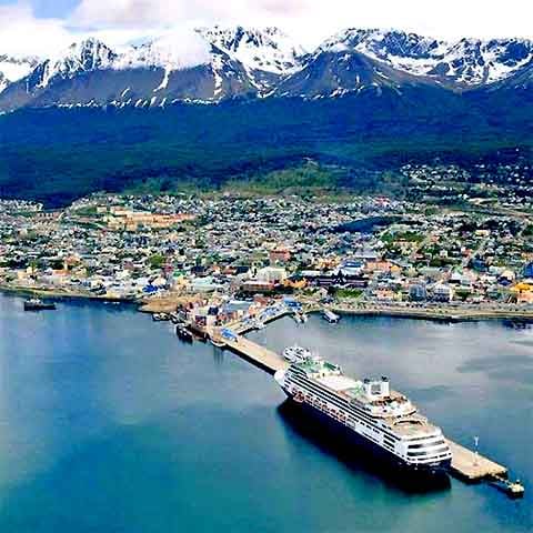 Ushuaia, Argentina: Conhecida como a cidade mais austral do mundo, Ushuaia é ponto de partida para cruzeiros com destino à Antártica.
