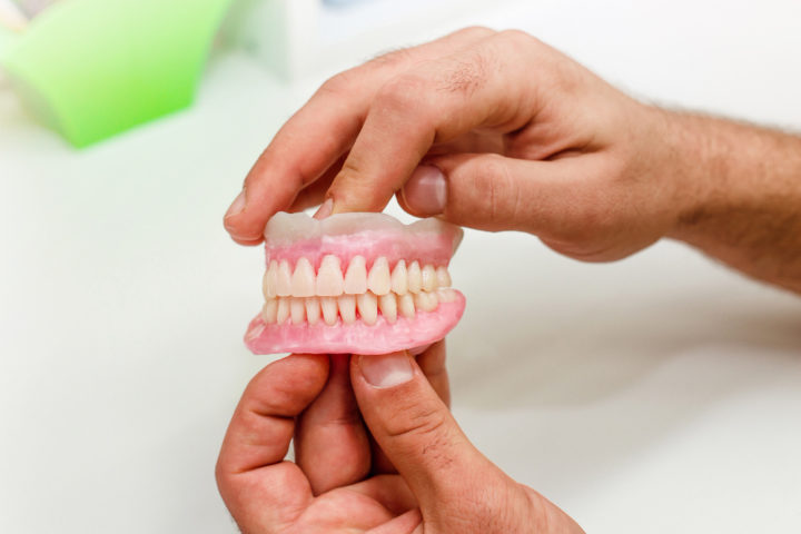 Outra solução são as próteses dentárias, estruturas removíveis ou fixas que substituem os dentes perdidos. Essas próteses podem ser feitas de diferentes materiais, como acrílico, porcelana ou metal.