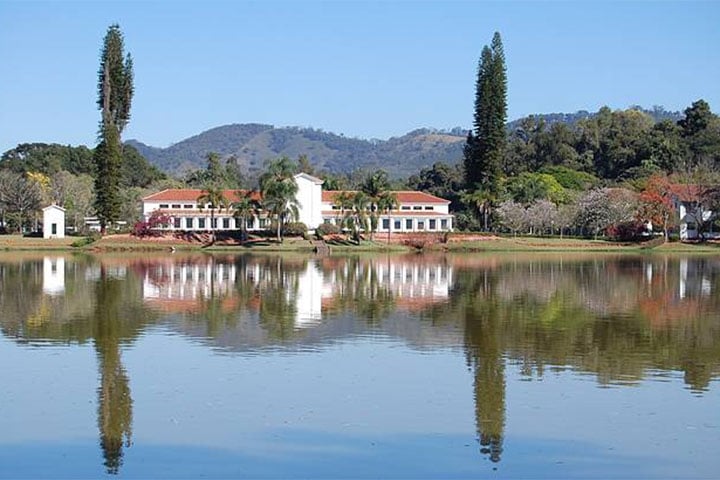 A água mineral refresca, traz bem-estar e favorece a saúde. Ela contribui na prevenção de doenças, traz mais disposição e ajuda na sensação de saciedade. Mais que isso, também está presente nas termas, que valorizam as propriedades medicinais deste líquido.