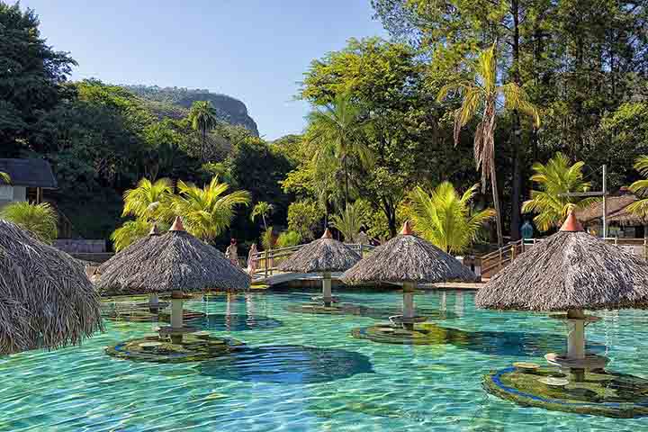 Rio Quente é um dos destinos mais famosos do mundo, entre aqueles que procuram as estâncias hidrotermais. Considerada uma das maiores do país, a estância abriga o único rio de águas quentes do mundo, com 12 metros de extensão e temperaturas que variam entre 26 e 47 graus.