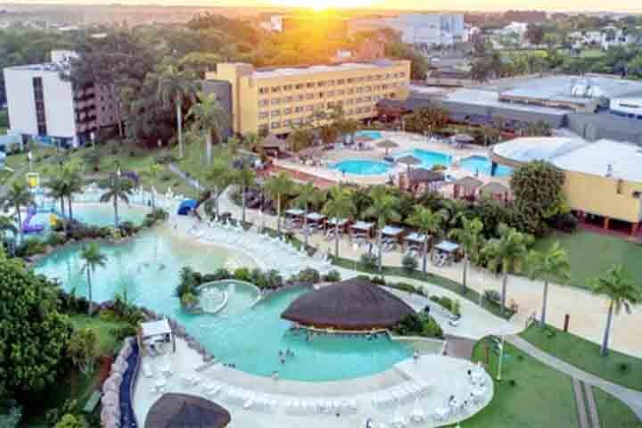 A areia é natural e até as ondas lembram mesmo as de um mar, já que podem chegar a até 1,20m de altura. Tirolesa, pesca, lojinhas e, é claro, uma interessante praça de alimentação completam o passeio para toda a família. 