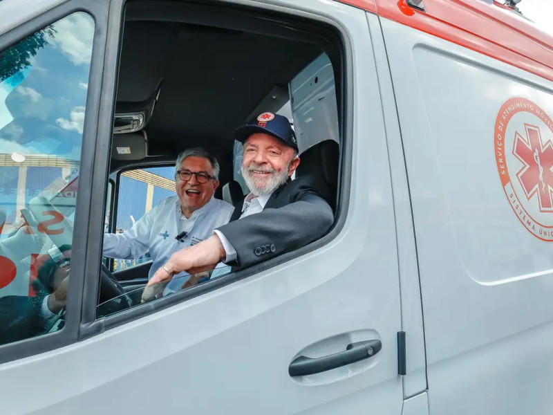 Lula e o ministro da Saúde Alexandre Padilha na cerimônia de entrega de 789 novas ambulâncias do Samu 