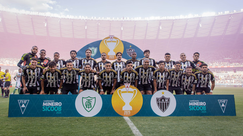 Foto do elenco do Atlético-MG no jogo de ida da decisão mineira 