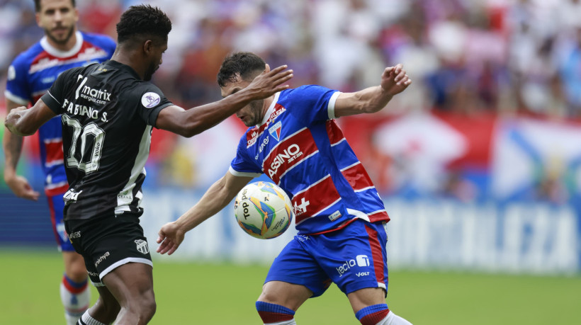 Fabiano Souza e Emanuel Martínez disputam bola no Clássico-Rei