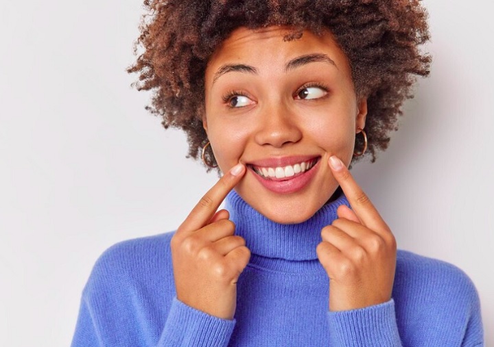 A perda de dentes pode impactar a autoestima e resultar em dificuldades na mastigação e na fala, além de causar problemas digestivos devido à inadequada trituração dos alimentos. 
