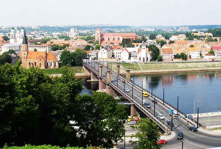 Somente em 1991, com o colapso da União Soviética, os Estados Bálticos da Lituânia, a Letónia e a Estónia restauram a sua independência: 46 anos depois. As três, portanto, adotaram regimes democráticos de governo.