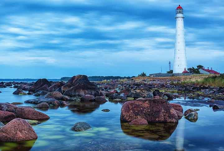 Hiiumaa é a segunda maior ilha da Estônia e do Arquipélago Moonsund, com 989 km². Fica no mar Báltico a norte de Saaremaa e forma a região de Hiiu e é uma das 15 regiões ou makond da Estónia. 